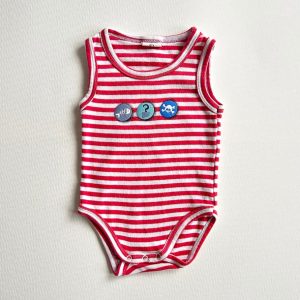 Body bébé sans manches, rayé rouge et blanc, avec petits motifs ronds sur le thème pirate – Bébé Rêve 3 mois, d'occasion