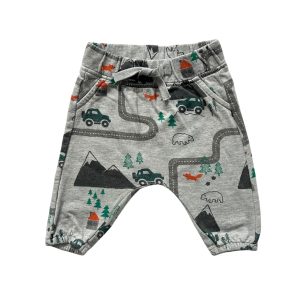 Pantalon de jogging gris avec motifs vert, noir, orange : route, voitures, montagnes et animaux style jogging confortable.C&A, 6 mois d'occasion