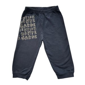 Pantalon de jogging bleu marine, resserré à la taille et aux chevilles. Ecriture à l'avant "attention je monte la garde". Poche à l'arrière du pantalon avec écriture dessus en rouge "où se cache mon nonosse ?" Du pareil au même en 23 mois, d'occasion