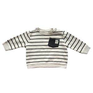 Pull blanc avec rayures noires, Zara, en taille 6-9 mois. poche noire avec petit motif, a l'avant, sur le coté gauche du torse. Deux boutons pressions au col. A l'arrière, écriture jaune au haut du dos, d'occasion