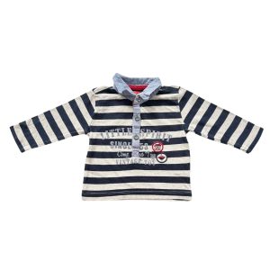 Polo rayé gris et bleu marine manches longues, avec col et boutons de fermeture bleu clair. Motif écriture à l'avant "little spirit since 53", d'occasion. Marque Tissaia, 6 mois