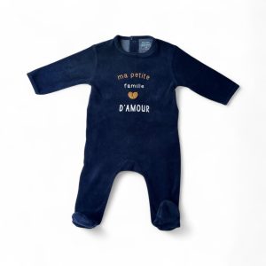 Pyjama bébé en velours bleu marine avec inscription “ma petite famille d’amour” et petit cœur brodé, manches longues et pieds intégrés, d'occasion