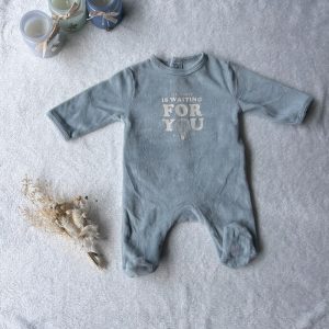 Pyjama bébé en velours vert, manches longues et pieds intégrés, avec l’inscription “The world is waiting for you” et un petit motif montgolfière, d'occasion