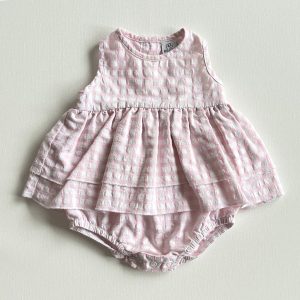 Barboteuse bébé rose et blanche à carreaux, effet robe à volants et boutonnage au dos – BB&Co 6 mois, d'occasion