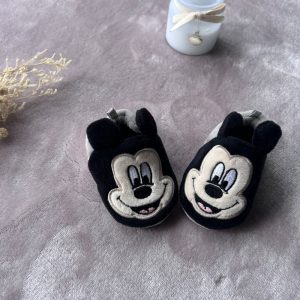 Paire de chaussons pour bébé en tissu noir et gris, décorés du visage souriant de Mickey Mouse, d'occasion