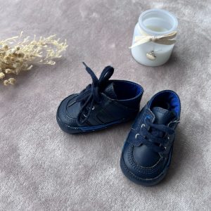 Paire de petites chaussures bébé bleu marine à lacets, d'occasion