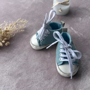 Paire de petites chaussures bébé bleu pastel décorées d’un motif Mickey, avec lacets blancs et semelle souple, d'occasion