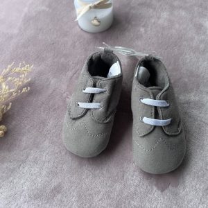 Paire de chaussures bébé en suédine grise C&A, pointure 21/22, avec lacets blancs décoratifs, d'occasion