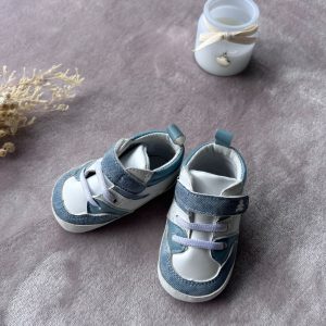 Chaussures pour bébé de 3 à 6 mois, blanc et bleu, avec détails en denim et scratchs, d'occasion