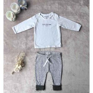Ensemble Noppies Baby 62 cm composé d’un haut blanc manches longues et d’un pantalon blanc à petits motifs noirs avec revers foncés, d'occasion