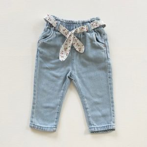 Jean bébé fille Vertbaudet bleu clair avec ceinture blanche motif cerises, taille 6 mois, d'occasion