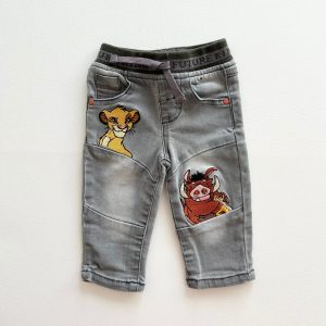 Jean bébé gris avec broderies Simba et Pumba, taille élastique Future King et poches arrière – Disney, Primark 0-3 mois, d'occasion