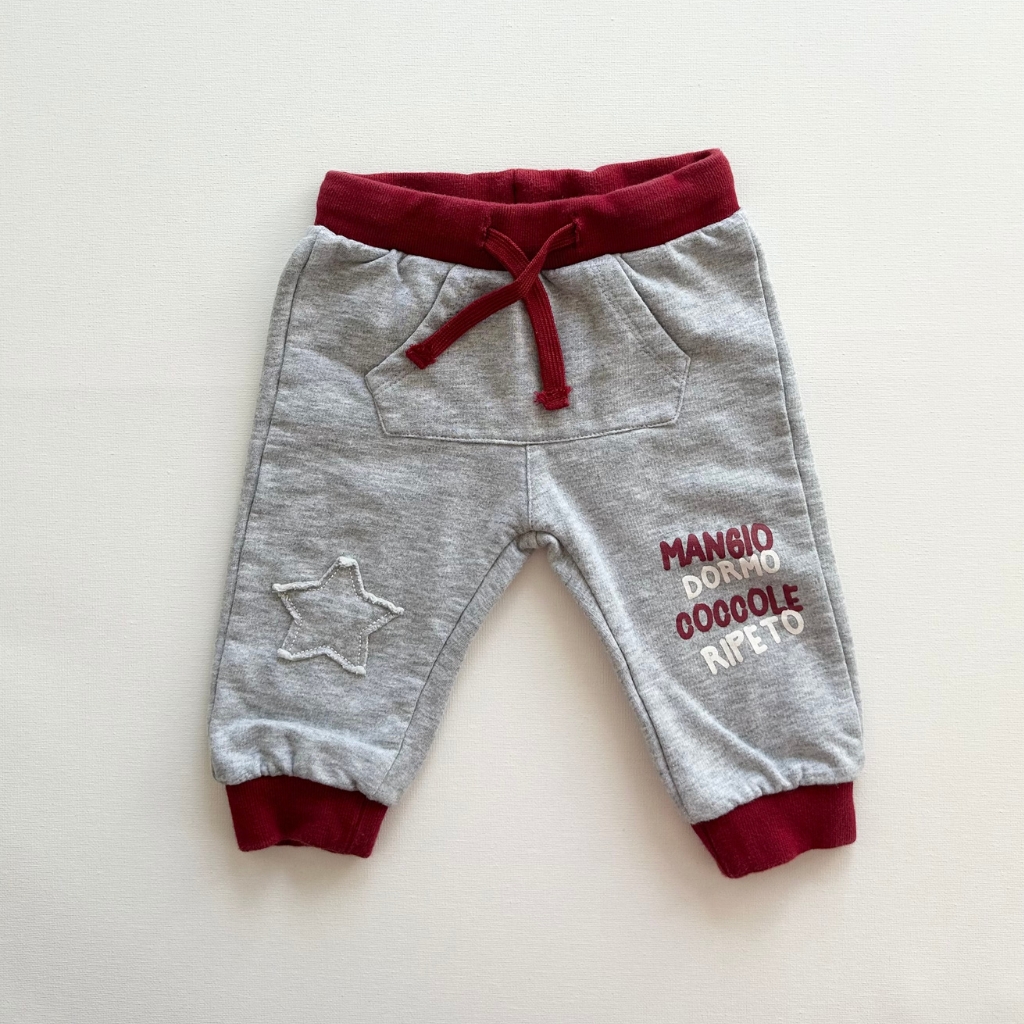 Jogging bébé gris avec détails rouges, texte imprimé et étoile, taille élastique et poches – iDO 9 mois, d'occasion