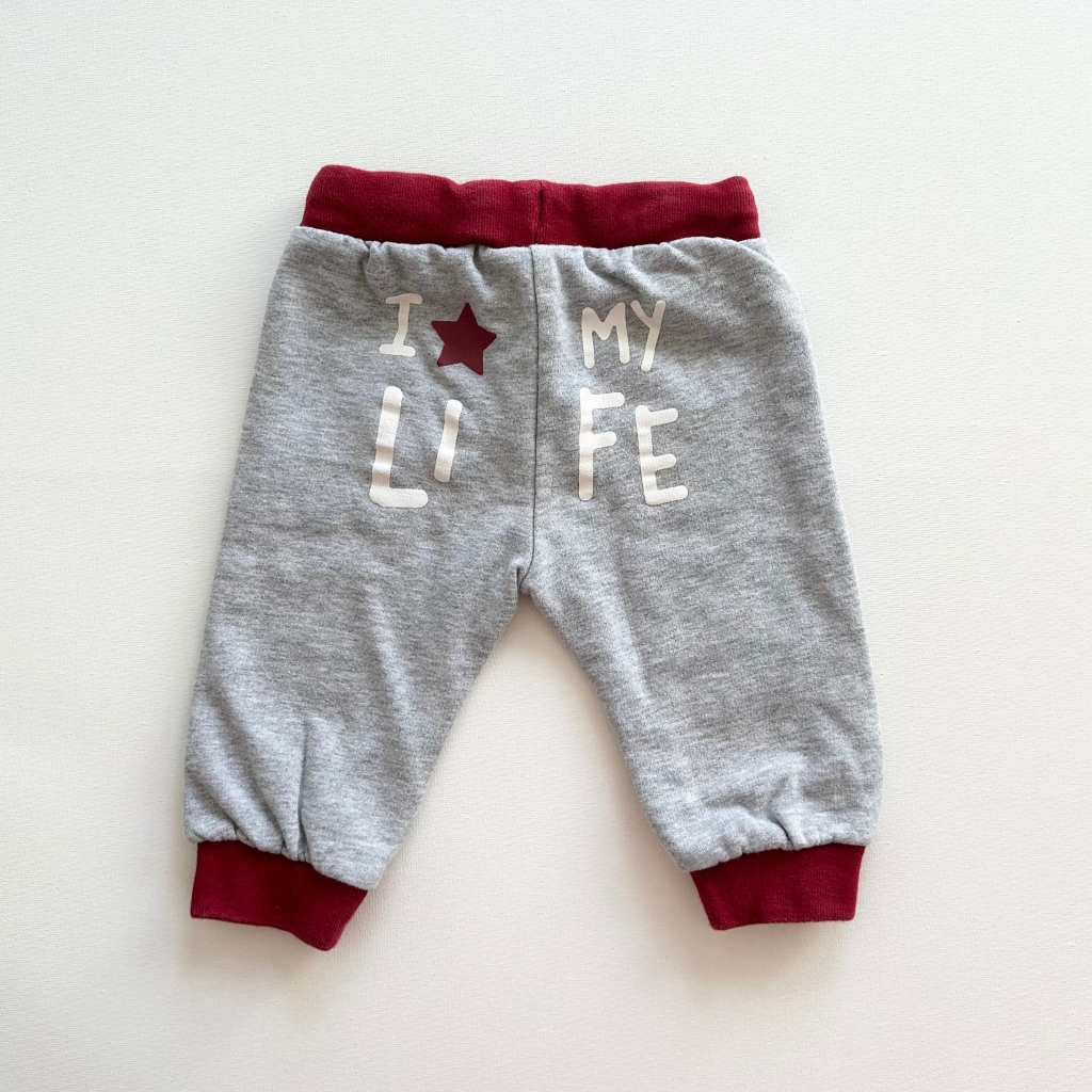 Jogging bébé gris avec détails rouges, texte imprimé et étoile, taille élastique et poches – iDO 9 mois, d'occasion