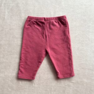 Pantalon bébé fille bordeaux, taille élastiquée, tissu doux, présenté à plat sur fond clair, d'occasion