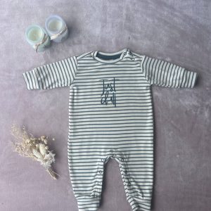 Pyjama bébé Zeeman taille 56 cm, rayé blanc et bleu-gris, à manches longues, avec inscription “Just do it” sur le devant, d'occasion