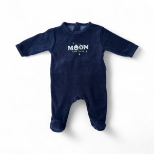 Pyjama bébé en velours bleu marine à manches longues, avec inscription “To the Moon and Back” sur la poitrine et pieds intégrés, d'occasion