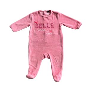 Pyjama bébé en velours rose avec inscription “Belle comme un cœur”, petit nœud décoratif et col bordé dentelle, taille 9 mois, d'occasion