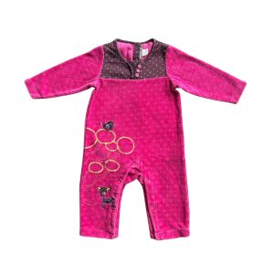 Pyjama bébé en velours fuchsia sans pieds, avec haut contrasté marron à pois, petits boutons roses, et motifs brodés d’oiseau et de faon sur la jambe, d'occasion