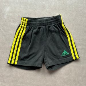Short Adidas bébé noir avec bandes jaunes et logo vert. Taille 3/6 mois, d'occasion