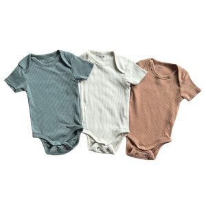 Lot de trois bodies bébé à manches courtes en coton côtelé, couleurs vert sauge, écru et camel, taille 9 mois, d'occasion