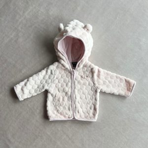 Veste bébé en tissu ultra-doux rose pâle, à capuche avec petites oreilles, fermeture zippée et motif discret brodé sur la poitrine, d'occasion