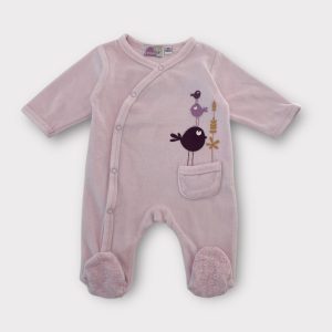 Dors-bien bébé rose pâle en velours, manches longues, avec motif oiseaux, poche avant et pieds intégrés. Seconde main