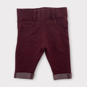 Pantalon bébé bordeaux style jean, taille élastiquée, poches avant et revers aux chevilles. Seconde main