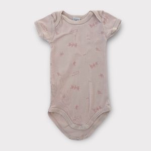 Body bébé Petit Bateau rose pâle manches courtes avec petits motifs imprimés. Seconde main