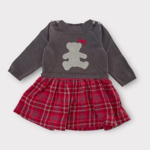 Robe bébé fille gris taupe à manches longues, haut en maille avec motif ourson pailleté et jupe écossaise rouge.Seconde main.