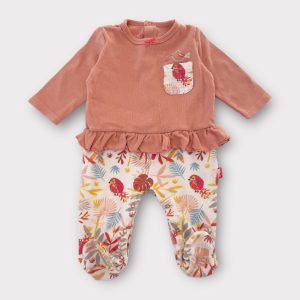 Dors-bien bébé fille abricot et beige à manches longues, avec volants et motifs oiseaux. Petite poche sur le haut. Seconde main.