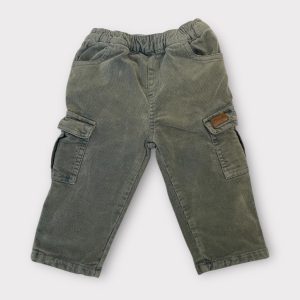 Pantalon bébé en velours côtelé vert kaki avec poches côté. Seconde main