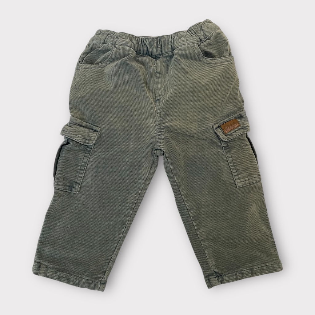 Pantalon bébé en velours côtelé vert kaki avec poches côté. Seconde main