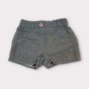 Short bébé gris à taille élastiquée avec bouton décoratif et petite broderie sur le côté. Seconde main.