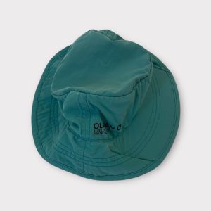 Bob enfant turquoise avec large bord, visière souple à l’avant et attache tour de cou réglable noire. Seconde main.