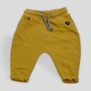 Pantalon jogging ocre bébé avec taille élastiquée, cordon ajustable et bas retroussés. Tape à l'oeil, 6 mois d'occasion