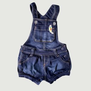Salopette bébé en jean bleu avec bretelles, poches et détails brodés, vue avant et arrière. Catimini, 6 mois, d'occasion