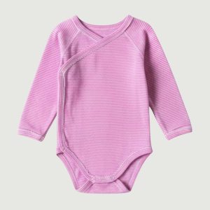 Body bébé rose à manches longues Petit Bateau, rayé, avec ouverture croisée et boutons-pression. 6 mois, d'occasion