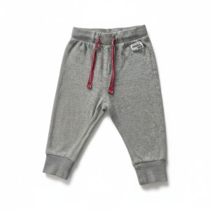 Pantalon jogging bébé gris clair, taille élastique avec cordon décoratif rouge et bas resserrés.