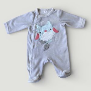 Pyjama gris pour bébé naissance avec motif hibou, manches longues, pieds intégrés et boutons-pression. D'occasion