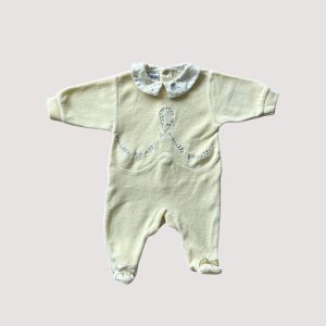 Pyjama bébé en velours jaune pâle avec col blanc, manches longues et pieds intégrés. Kiabi, 1 mois d'occasion