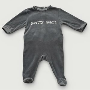 Pyjama en velours gris pour bébé 6 mois avec message “Pretty heart”, manches longues et pieds intégrés. Kiabi, d'occasion