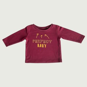 T-shirt bébé bordeaux à manches longues avec message imprimé « Perfect Baby ». In Extenso, 3 mois
