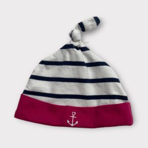 Bonnet bébé style marin blanc et bleu rayé avec revers fuchsia, broderie ancre et nœud décoratif. 1 mois, d'occasion