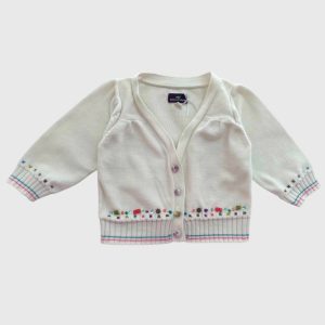 Gilet bébé blanc cassé en tricot à manches longues, fermeture boutonnée et broderies colorées décoratives en bas et aux poignets. Sergent Major, 12 mois d'occasion.