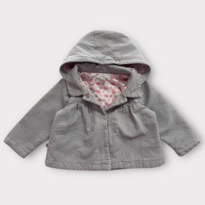 Veste bébé Obaïbi grise matelassée avec capuche et doublure fleurie rose, manches longues. 9 mois d'occasion
