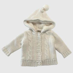 Gilet bébé beige en maille tricotée à torsades, manches longues, fermeture boutonnée et capuche doublée imitation mouton avec pompon. Boite à Maluces, 3 mois, d'occasion