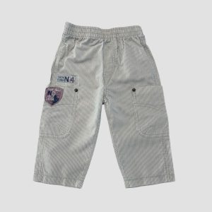 Pantalon bébé rayé gris et blanc à taille élastiquée, avec poches sur les côtés et écussons décoratifs. Sucre D'orge, 6 mois d'occasion
