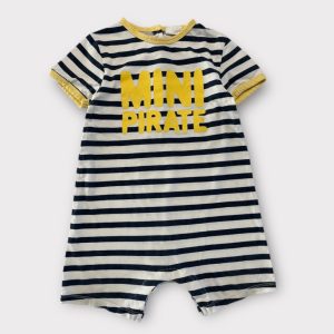 Combinaison bébé marinière rayée blanc et bleu avec sérigraphie Mini Pirate jaune. Kiabi, 24 mois d'occasion