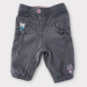 Pantalon gris à fines rayures blanches avec broderies animales, petits nœuds sur les poches et boutons à l’entrejambe. La Compagnie des Petits, 3 mois, d'occasion